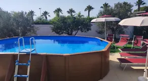 Appartement avec piscine, jardin et barbecue | Vue jardin - Image 2