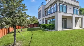 Modern 3 BR Retreat on River With DT Skyline View - Image 4