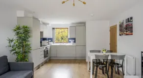 Premium Apartment in Chelmsford City, Free WiFi & Free Parking - Dukes Apartment by Stays Accommodation - Long Stays Welcome - Image 4