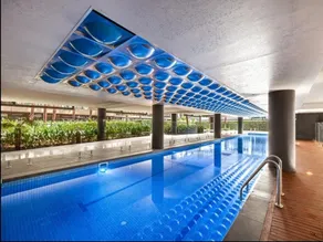 Luxe 2 Bed Apt, Seconds to Beach & Minutes to City - Image 3