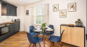 Beautiful Central 2 Bed Flat - Image 5