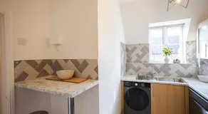 Stylish 3BR Apartment Newport Near M4 Free Parking on site - Image 5