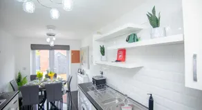 PG stays Spacious Entire 4 Bed house with Garden - Image 3