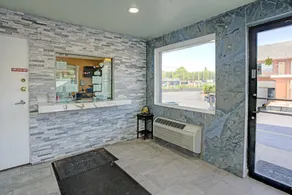 miami inn & suites - Image 4
