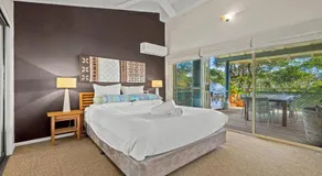 Sublime Beach Getaway, Spacious Balcony with BBQ - Image 2