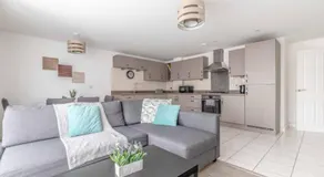 2 BED & 2 BATH COSY APARTMENT SLOUGH- FREE PARKING - By Tempstay - Image 2