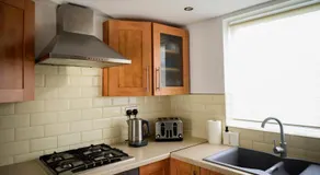 Modern house , Perfect for business trip & Families holiday or working proffesionals-5 min from M1 J25 , 500MB Wi-Fi , Netflix , Fully equiped kitchen , Asda supermarket 5 min walk , Free Secure parking with CCTV ,available monthly deals - Image 5