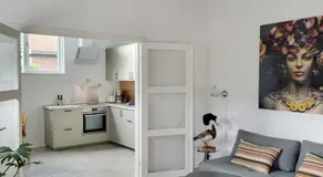 Modern & Homely Apartment - Free Parking - Image 2