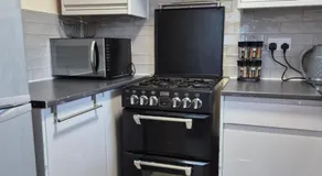 Cosy 2 Bedroom House Stevenage Old town Close to Train Station Free Parking Sleeps 4-6 - Image 4