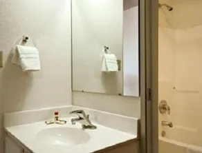 Days Inn by Wyndham Warsaw - Image 4