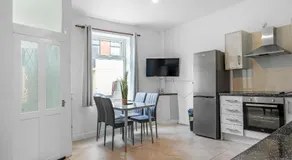 Newly renovated 2 Ensuite bedroom house in bury, 5 people - Image 2