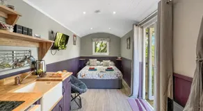 Valley View Retreat Shepherd’s Hut - Image 2