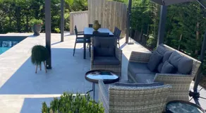 Independent Room in Villa with Pool - Image 4