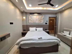 HOTEL TEMPLE VIEW - Image 2