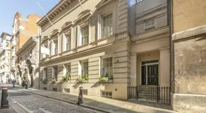 Elegant 1BR Cannon Street Flat in Historic London - Image 4