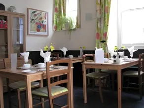 Cliftons Guest House - Image 3