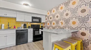 TreeHouse Lodge Walk to Beach Pet-Friendly 203 - Image 4
