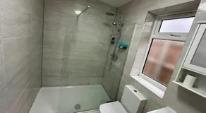 Separate One Bedroom Large Apartment in Slough - Image 5