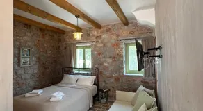 Arapis Rooms & Suites - Image 2
