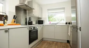 Modern 4 Bedroom House Sleeps 8, 13 Minutes from City Centre, Free Parking And Wi-Fi, Weekly & Monthly Stays, Great Rates Available At Peachy Stays - Image 5