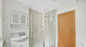 Amaya One -3 bedroom townhouse - with garden - close to town centre - sleeps 7 - Free Gym Access - Image 2
