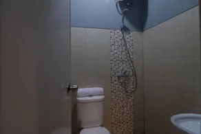 RedDoorz Plus near RS Harapan Kita - Image 3