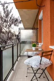 Modern Living Apartment - Free Parking - Image 4