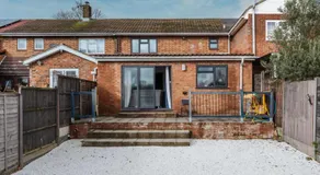 Spacious 4-Bedroom with free parking spaces for contractors and business travellers - Image 3