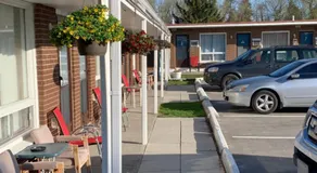 Twin Oaks Motel - Image 3