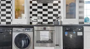 Contractor House - Heathrow & M25, Parking, Wi-Fi - Image 5