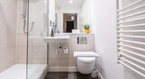 Modern townhouse, Pool Table, Free Parking, Sleeps 8 - Image 4