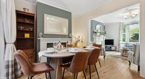 2-Bedroom Stunning, Chic, Spacious & Stylish Retreat, Central Winchester, Free On-Street Parking, Sleeps 6, Pet-Friendly - by Blue Puffin Stays - Image 2
