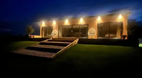 Phoenix Lodge - Luxury 2 ensuite bedrooms, lakeside views - Image 2
