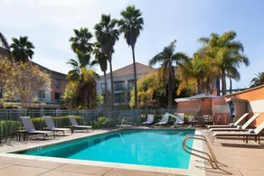 Courtyard by Marriott Oakland Airport - Image 2