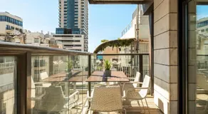 Luxury Beachside 3BR with Balcony - Image 4