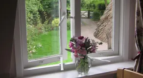 THE MOATS - CODDINGTON A small private thatched cottage B&B located in quiet countryside between Ledbury and Malvern - convenient for the Malvern Three Counties Showground and 5 miles from excellent shops restaurants and Ledbury Poetry Festival - Image 3
