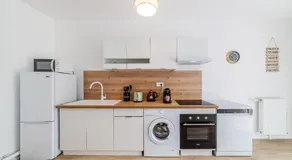 2 Bedroom Apartment for 6 with Private Parking - Elevator - High-Speed WiFi - Image 3