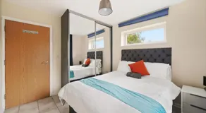 Peaceful 2BR Flat with Historic Bottle Kilns View & Free Parking Located near City Centre - Image 2
