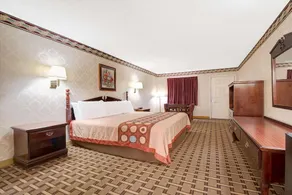 Super 8 by Wyndham Dallas South - Image 5