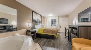Super 8 by Wyndham Lake Charles Northeast - Image 2