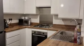 Modern 2BR House Sleeps 5 Free Parking Contractor Friendly Van parking - Image 4