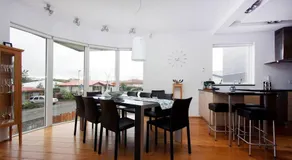 Sunny and Spacious Luxury House - Image 4