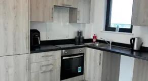 Heathrow 2 BR Comfort Stay - Free Parking - Image 2