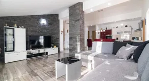 Seabreeze Apartments with Shared Jacuzzi - Image 2