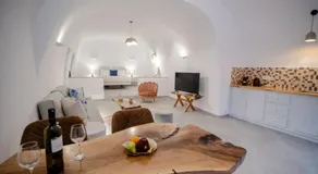 Sun Angelos Oia - Luxury Cave Suites - Image 4