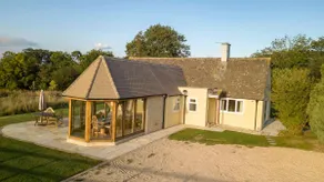 Cosy Cotswolds Bungalow garden room and patio - Image 5