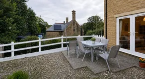 Spacious 2 Bedroom House in Bingley with Parking, Washer-Dryer, Big Fridge, Sleeps 5, Easy access to Saltaire, Bradford, Haworth, Ilkley, Leeds - Image 3
