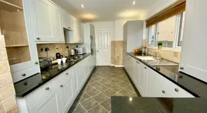 Lovely house in a great location with Parking, WiFi & Smart TV - Near Poole & Bournemouth - Image 4