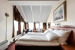 Chesterfield Hotel - Image 2