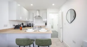 Bespoke Apartments Near Cardiff City Centre Free Parking - Image 4